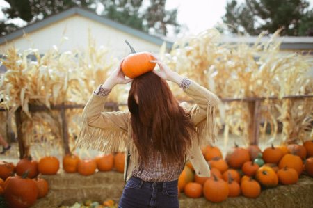 Девушка с тыквой