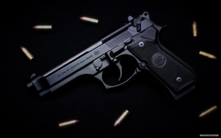 Пистолет на черном фоне