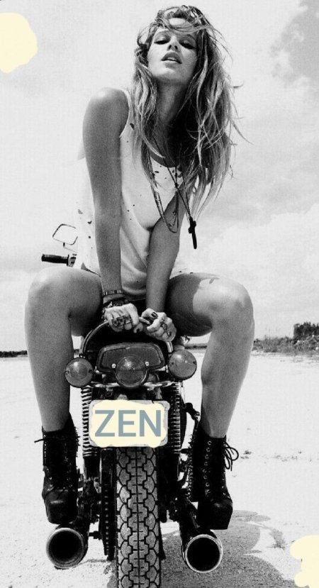 Девушка байкерша