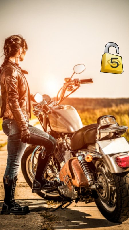 Байкерша на мотоцикле