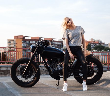 Блондинка на мотоцикле