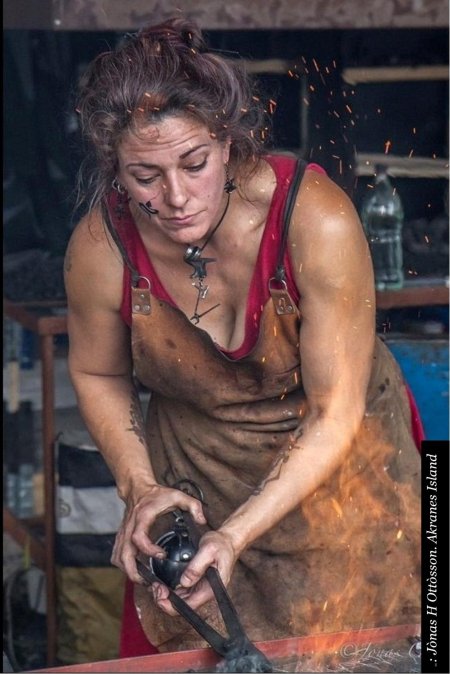 Девушка кузнец