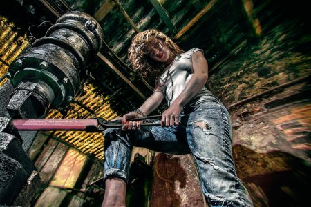 Женщина с кувалдой