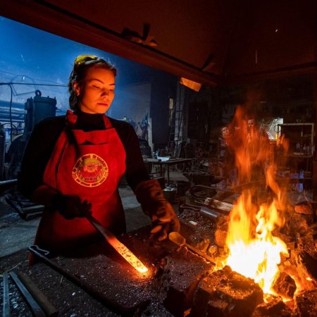 Девушка кузнец