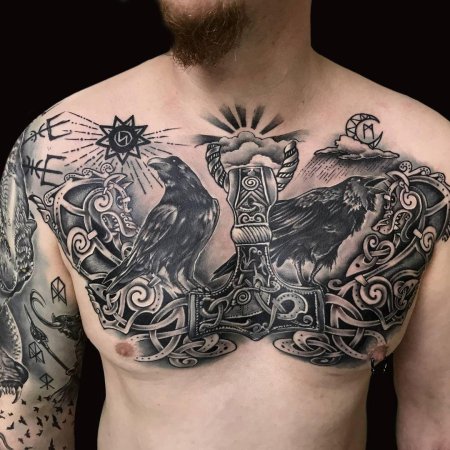 Скандинавские тату на груди