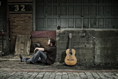 Парень с гитарой