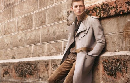 Красивый парень в пальто