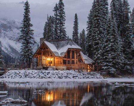 Домик в горах зимой