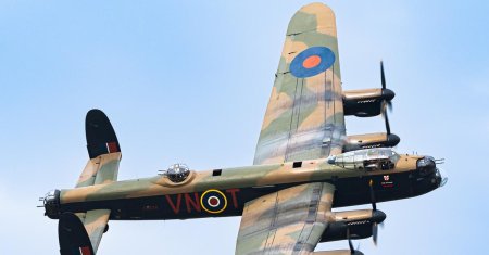 Avro lancaster бомбардировщик