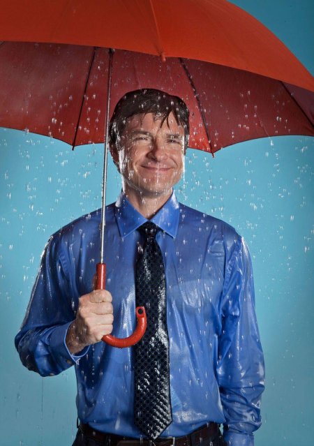 Зонт под дождем