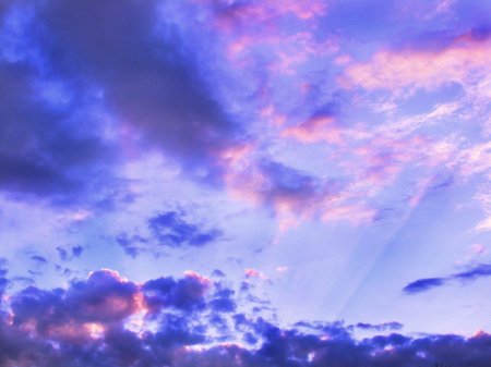 Розовое небо с облаками