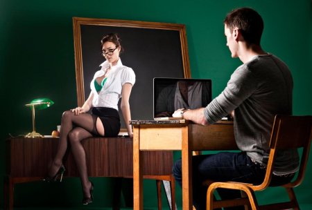 Учительница на столе