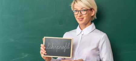 Учительница в очках