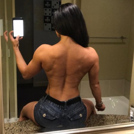 Накачанная спина у девушки