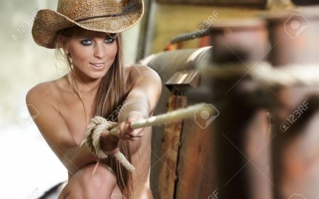 Девушка в ковбойской шляпе