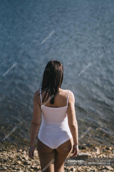 В купальниках на пляже