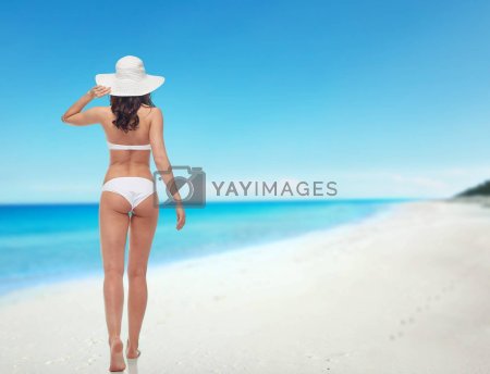 Люди в купальниках на пляже