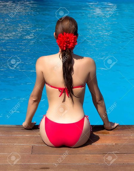 Девушки в бикини вид сзади