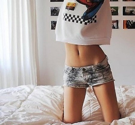 Девушка в шортах