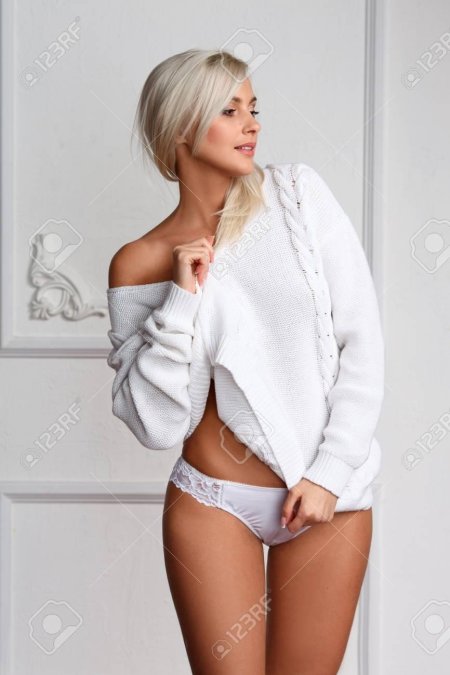 Блондинка в свитере и трусиках