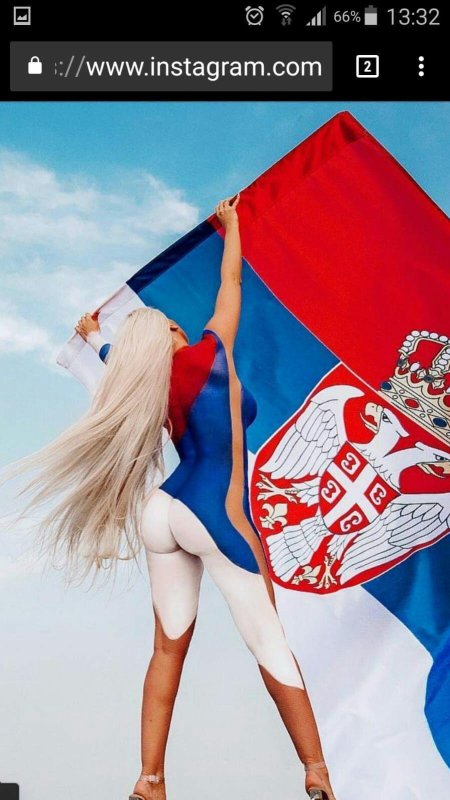 Девушка с флагом