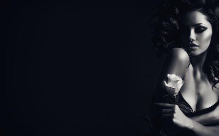 Красивые девушки на темном фоне