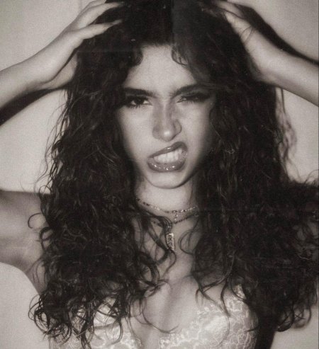 Кудрявая девушка