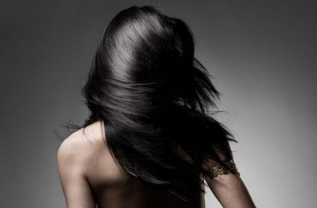 Брюнетка со спины