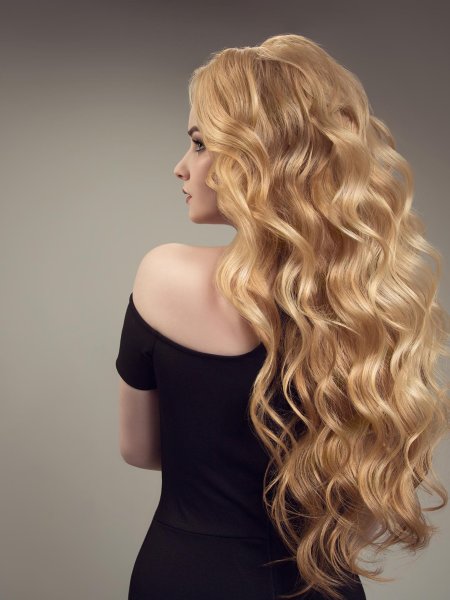 Длинные светлые волнистые волосы