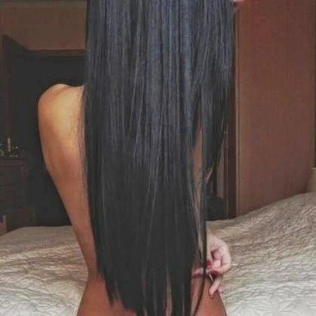 Девушка с черными волосами со спины