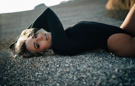 Девушка в черном купальнике