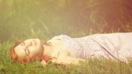 Девушка лежит
