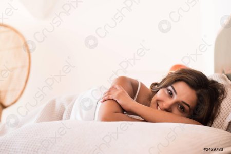 Женщина лежа улыбается