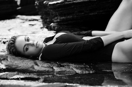 Девушка лежит