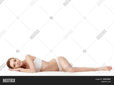 Девушка лежит на белом фоне