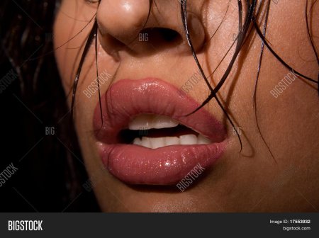 Губы девушек крупным планом