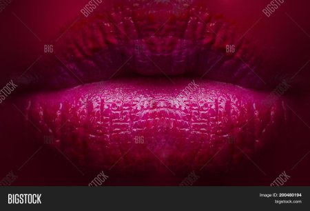 Губы с помадой