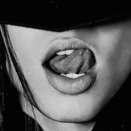 Губы черно белые