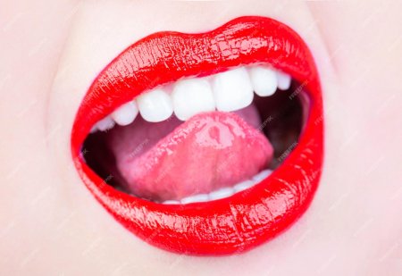 Губы с высунутым языком