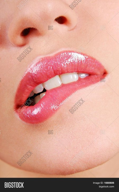 Закусила губу