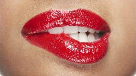 Красные губы