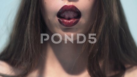 Женщина облизывается