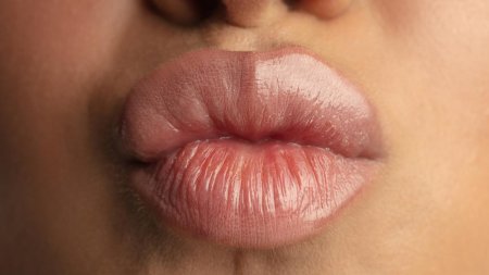 Красивые женские губы