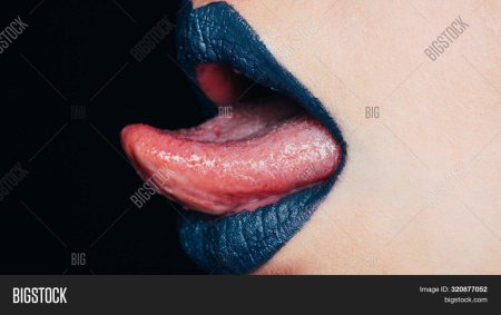 Женские губы с языком