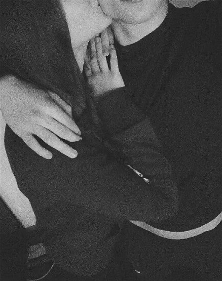 Парень с девушкой без лица