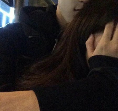 Парень обнимает девушку