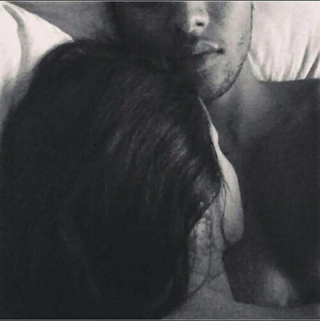 Брюнетка с длинными волосами с парнем