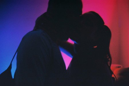 Парень с девушкой в темноте