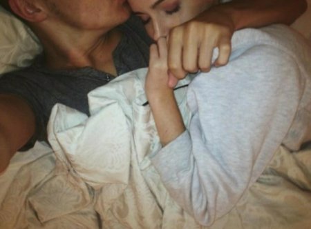 Парень и девушка обнимаются без лица