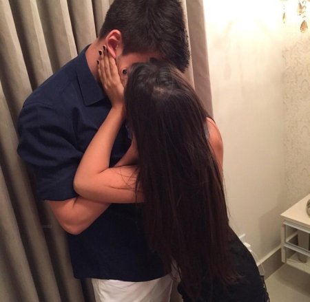 Брюнетка с длинными волосами с мужчиной